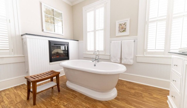Private King Suite with Soaking Tub Downtown historic Edenton Bed & Breakfast