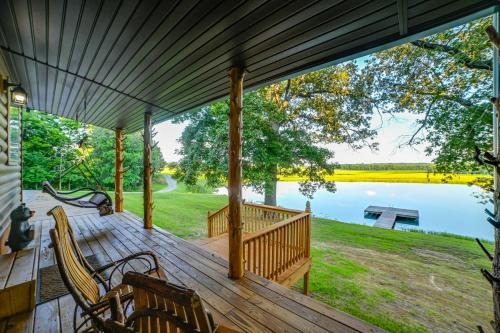 Private Lake and Dock Log Cabin, 2 Mi to Clay!