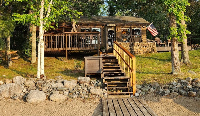 Private lake cabin. WiFi, Beach, Pontoon Rental. Booking for summer of 26!