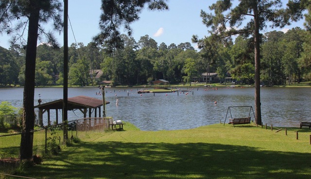 !Private Lake! Fishing, Swimming & MORE! Charming Lakeside Bungalow!