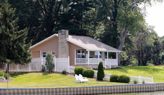 Private lake front cottage with Boat dock