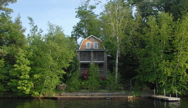 Private lake front cottage with spectacular views & private dock/swimming area.