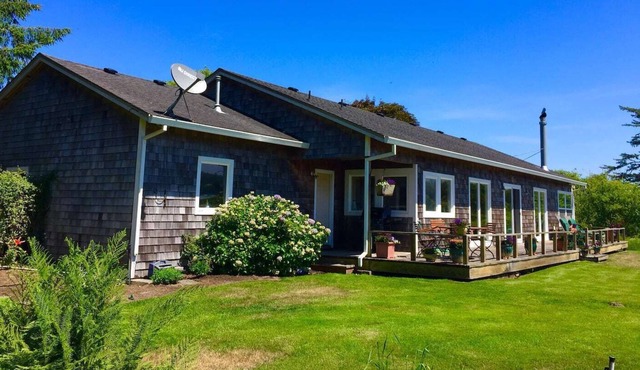 Private Lake Front Cottage with Dock and Amazing Views