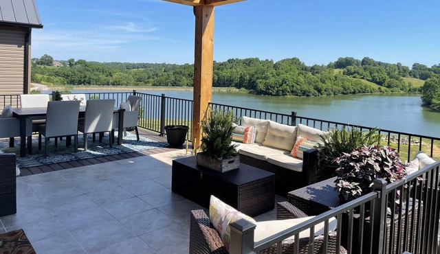 Private Lake Front Getaway with Amazing views mins from ARK
