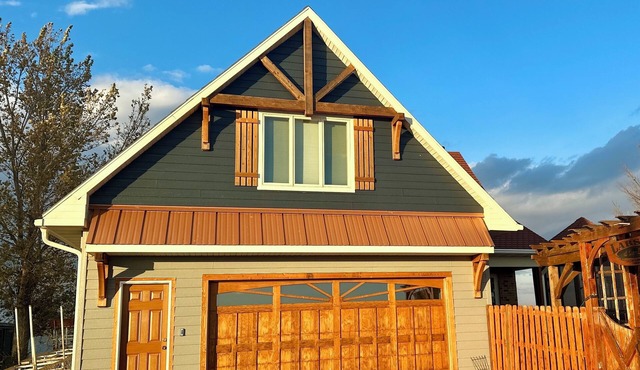 Private Lake Front & Pool. Entire 4 BR Home