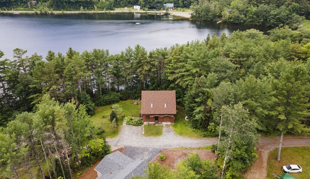 Private Lake Front House with Large Yard with Kayaks and Stand-up paddleboards!