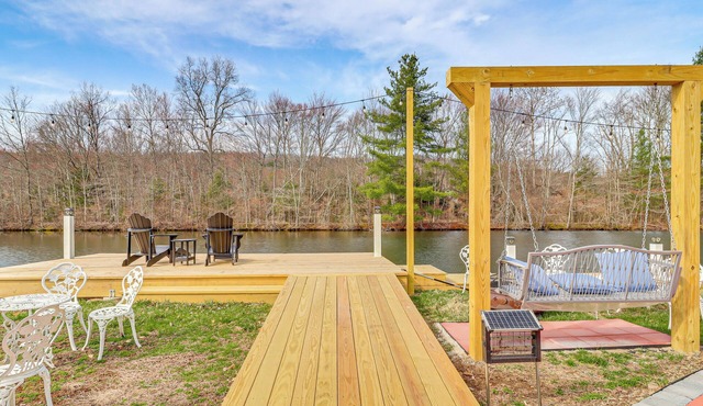 Private Lake, Hot Tub & Sauna: Poconos Retreat