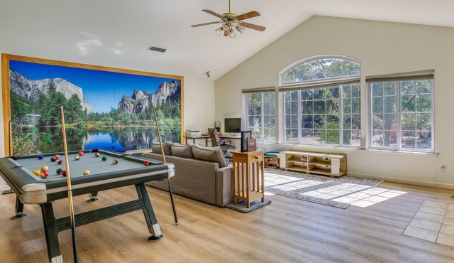 Private Lake, Hot Tub & EV Charger: Mariposa Home!