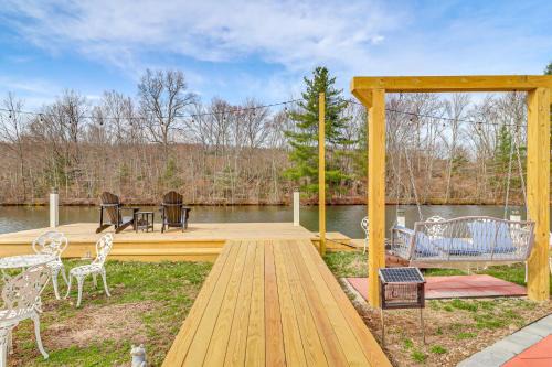 Private Lake, Hot Tub and Sauna Saylorsburg Retreat