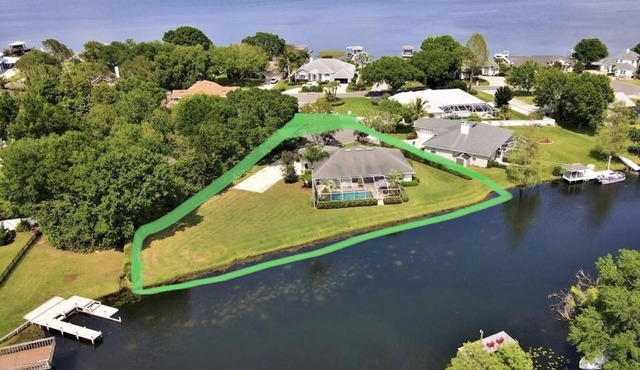 private Lake house by the canal of lake Arietta