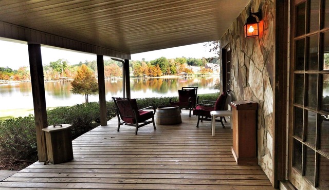 Private Lake House with 4 acres-boat house-fire pit-sleeps 12