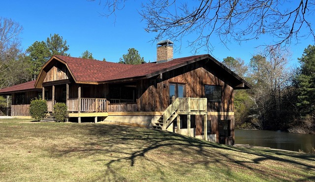 Private Lake Lodge, Gated Retreat, Sleeps 12, Near Hot Springs