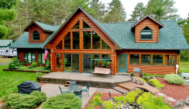 Private Lake Resort: sandy beach, home theater, fire pit, pontoon