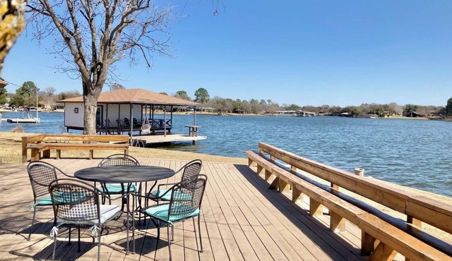 Private lake retreat with great decks, kayaks, bbq and fire pit.sleeps 8