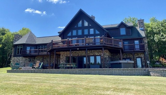 Private Lake , sleeps 18 , outdoor hot tub, 6 fireplaces