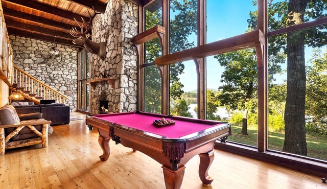 PRIVATE Lakefront Cabin~HOT TUB~Pool Table~Close to Branson!