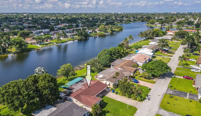 Private lakefront charming Home in Miami/Pembroke