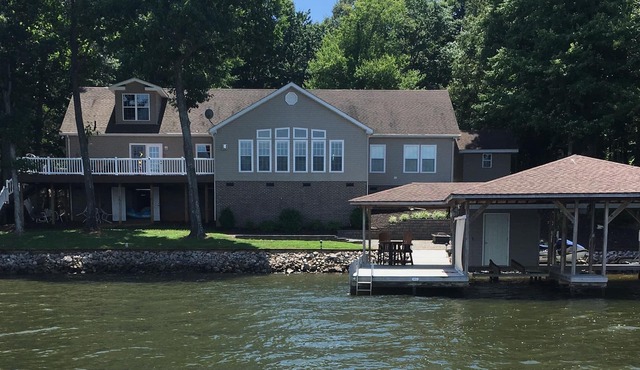 Private lakefront 6BR home with Handicap access