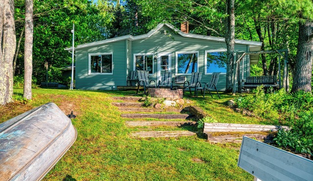 Private Lakefront, Aquapark Access, Kayaks, Wood-Fired Sauna, Playset, Garage