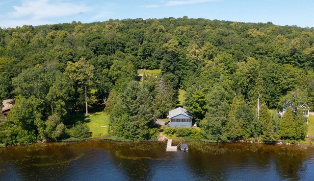 Private lakefront Spa - fully renovated home - kid friendly