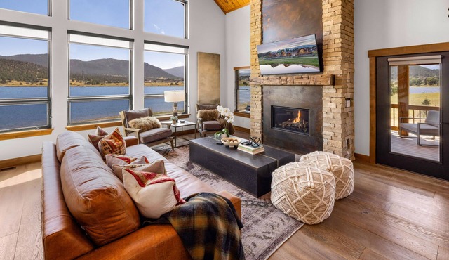 Private Lakefront Cabin - Jacuzzi, Indoor/Outdoor Fireplace, Two Large Patios,