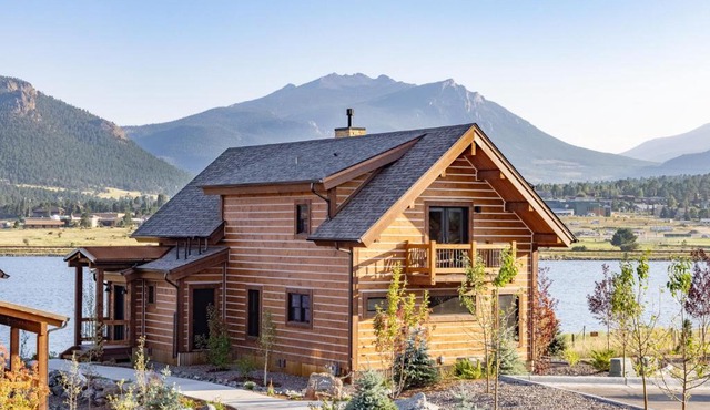 Private Lakefront Cabin - Two Large Patios, Jacuzzi, Indoor/Outdoor Fireplace