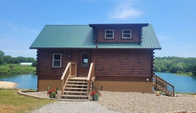 Private Lakefront Cabin with Hot Tub, Beach and Room for 10