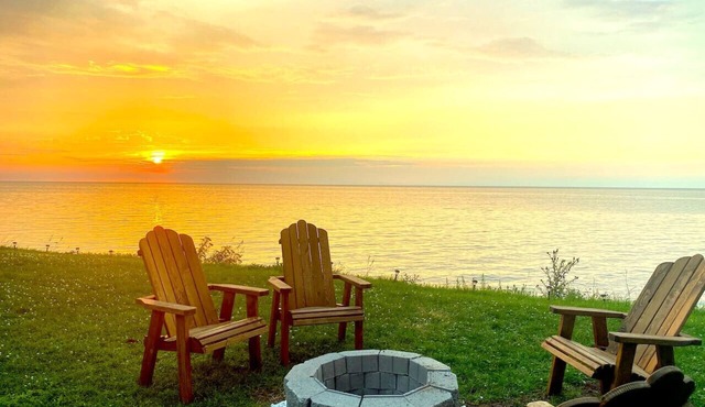 Private Lakefront Cottage Retreat near Niagara