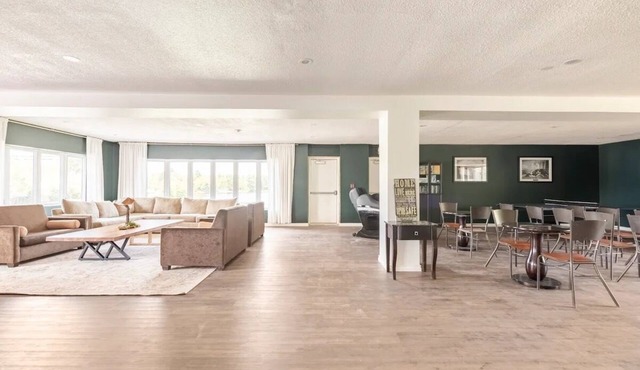 Private Lakefront Cottage 10BDR & Sleeps up to 30!