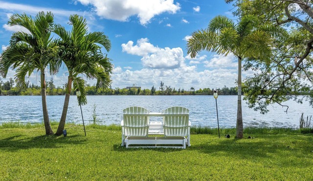 Private Lakefront Estate W/3 King Beds, 3129 Sq Ft,nPool & Hot Tub, Amenities!