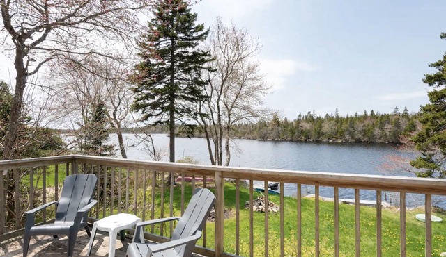 Private Lakefront Escape | Swim, Sip Wine & Stargaze | 25 Mins to Halifax