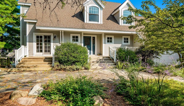 Private lakefront house in great location with private beach, great views