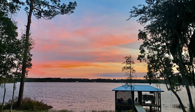 Private lakefront home w/large dock, pets welcome, Wi-Fi, kayaks, boat rental.