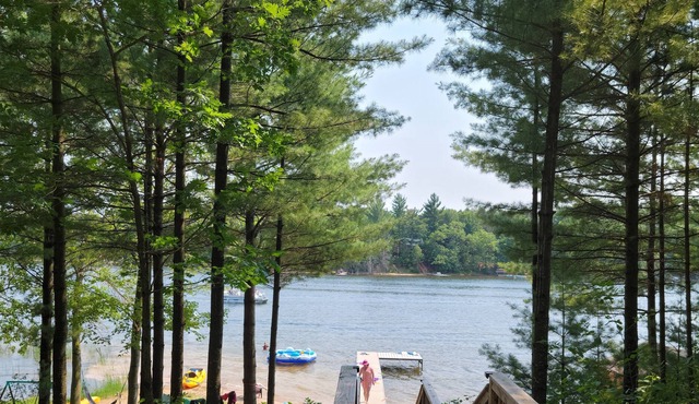 Private lakefront home, remodeled 2021 Family friendly sandy beach