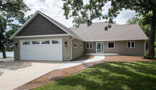 Private Lakefront home surround by nature. Great for Family Gatherings!
