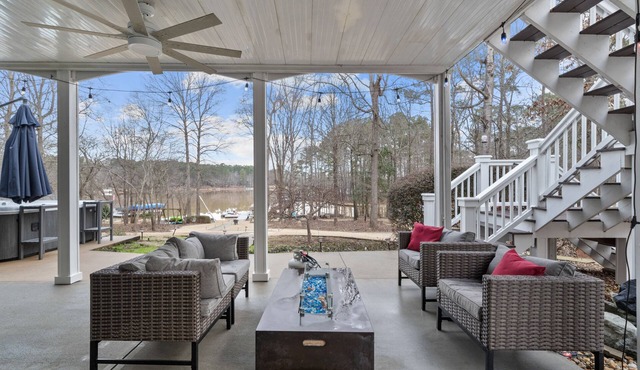 PRIVATE LAKEFRONT HOME WITH HOT TUB & AMAZING VIEW OF LAKE OCONEE