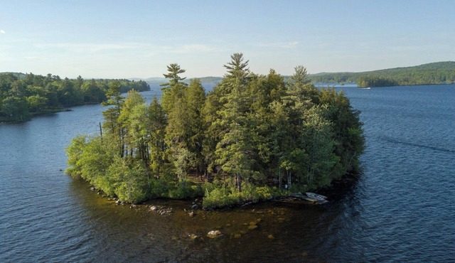 Private Lakefront Island Retreat -Secluded, Swim, Fire pits, Views, Pet Friendly