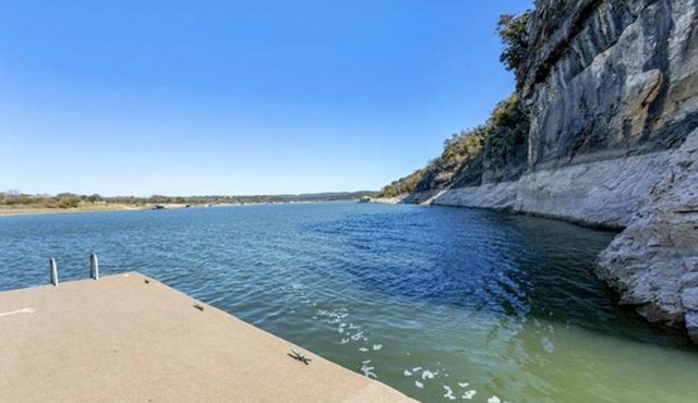 Private Lakefront Oasis on Lake Travis with a Dock/Hot tub and a View!