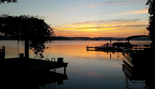 PRIVATE LAKEFRONT ON 2+ AC W/BIG WATER VIEW W/HOT TUB (Min 30 Day Rental Only)