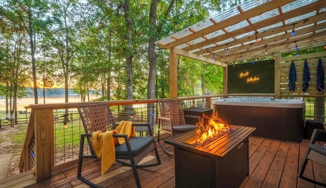 Private Lakefront Spread: BigH2O, Smokehouse, Spa, Firepits, Fence, PETS