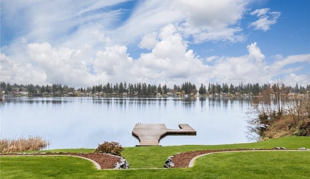 Private Lakefront Urban Oasis. Great Views. Boat, Fish, Jetski, Kayak, or Relax!