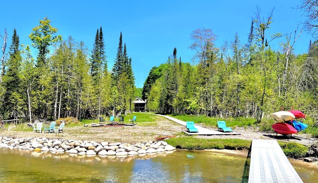 Private Lakefront, Dog Friendly w/HOT TUB Home!SWIM/SKI/RELAX!