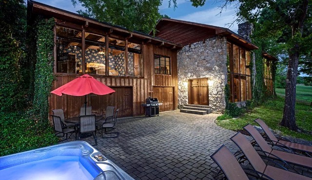 PRIVATE Lakefront Cabin HOT TUB Pool Table WIFI Amazing VIEW Close to Branson