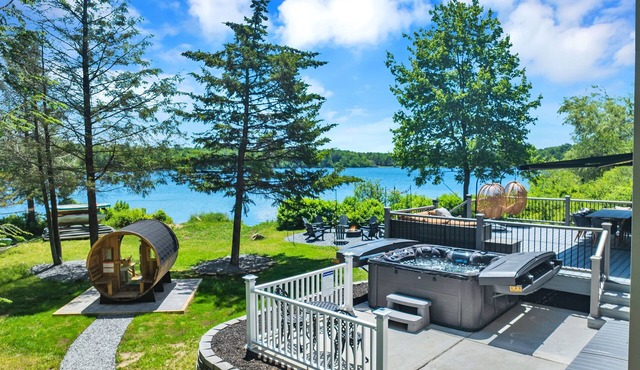 Private Lakefront Retreat-Mins to Waterparks and Attractions