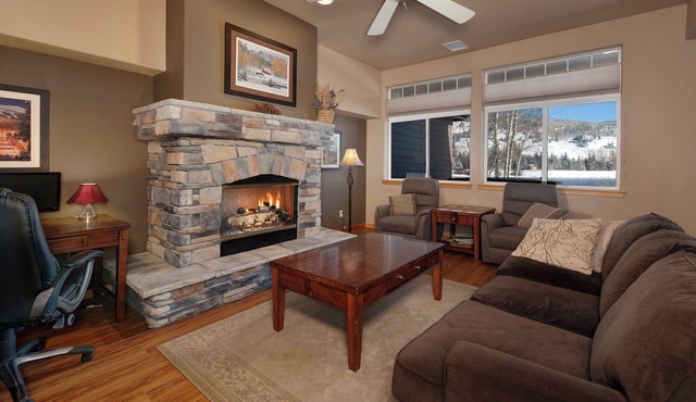 Private Lakefront Luxury in the heart of Ski Country, Mountain Views