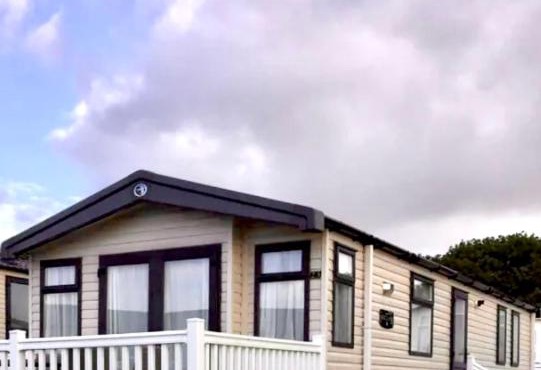 Private Lakeside Cabin