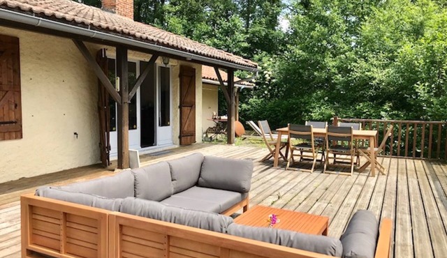 Private Lakeside Lodge: Stunning holiday retreat with total isolation & nature.