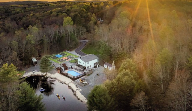 Private Lakeside Paradise - Pool/2Hot tub/Sauna/RV/Pickleball/Basketball