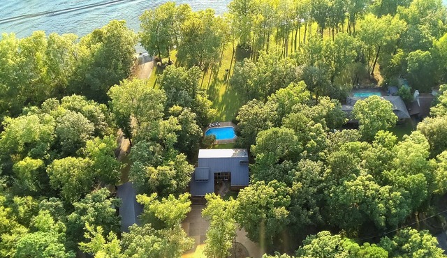 Private Lakeside Retreat w/private pool & boat dock. 15 to downtown Hot Springs.