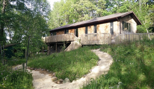 Private lakeside retreat, swim, boat, fish! Perfect for family events